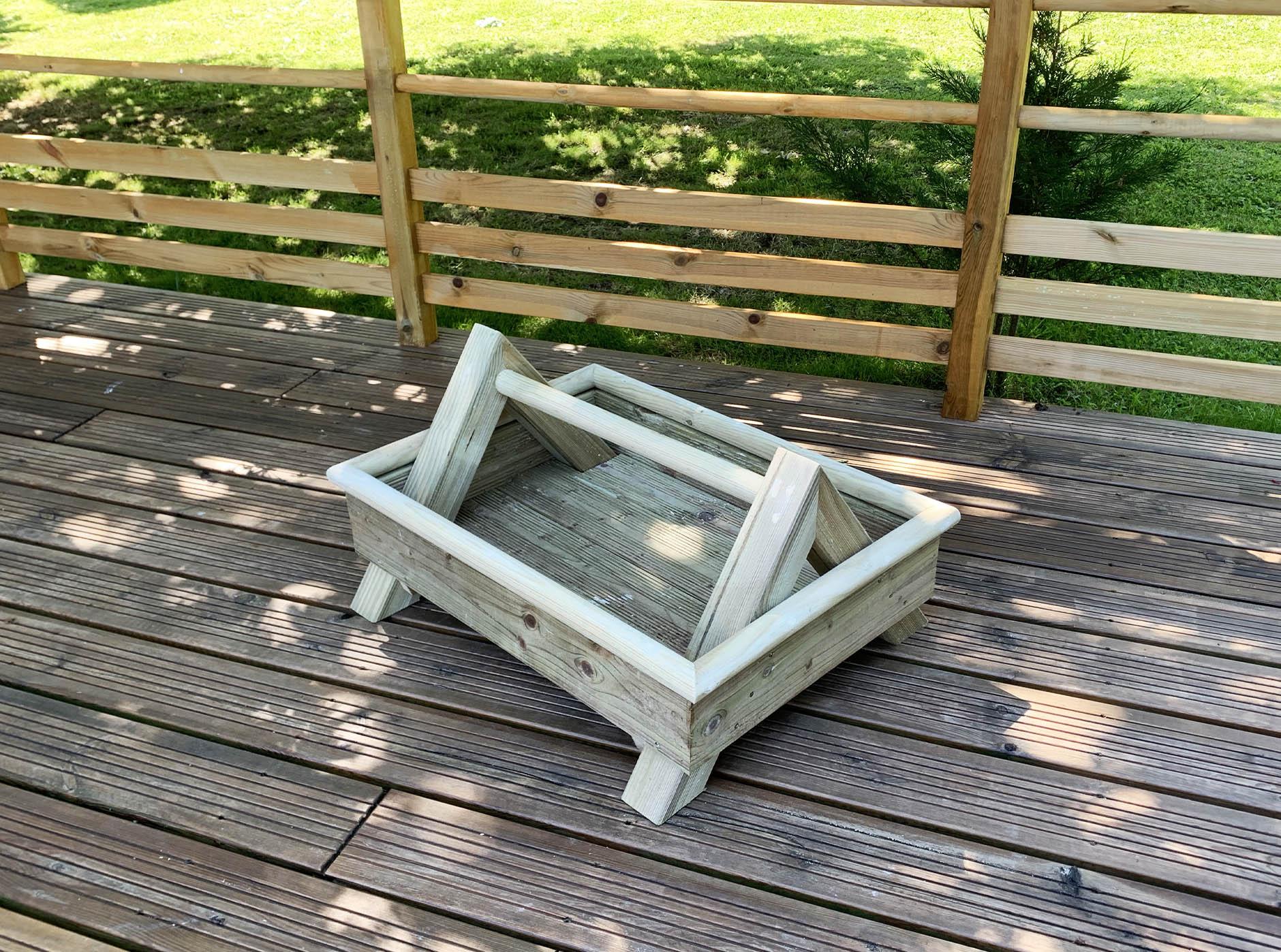 bois-plein-air-jardiniere-caisse-outils-03