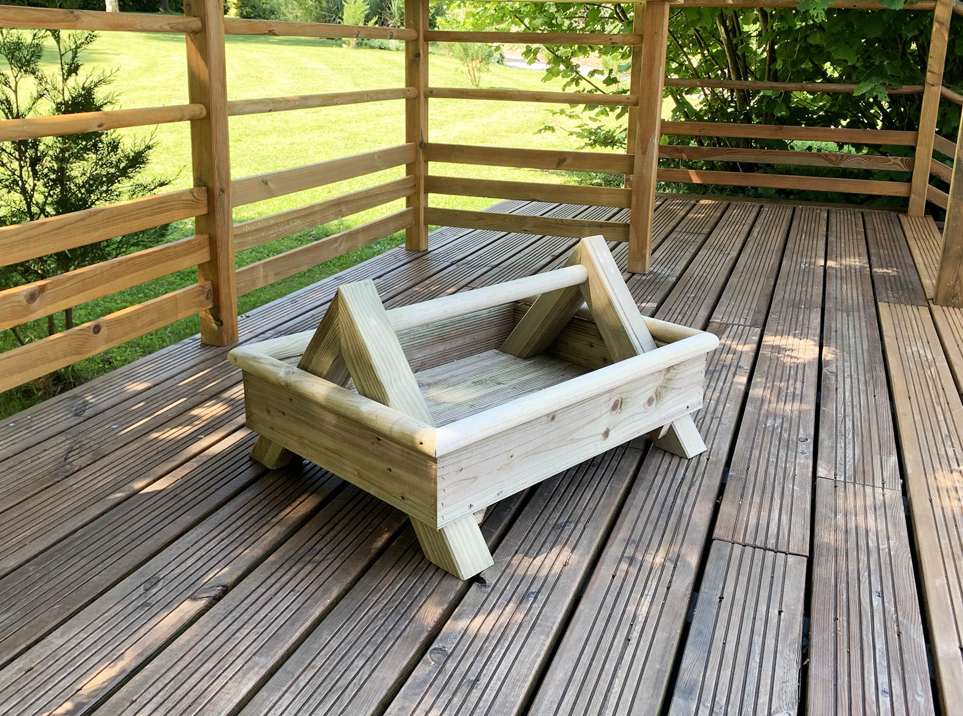 bois-plein-air-jardiniere-caisse-outils